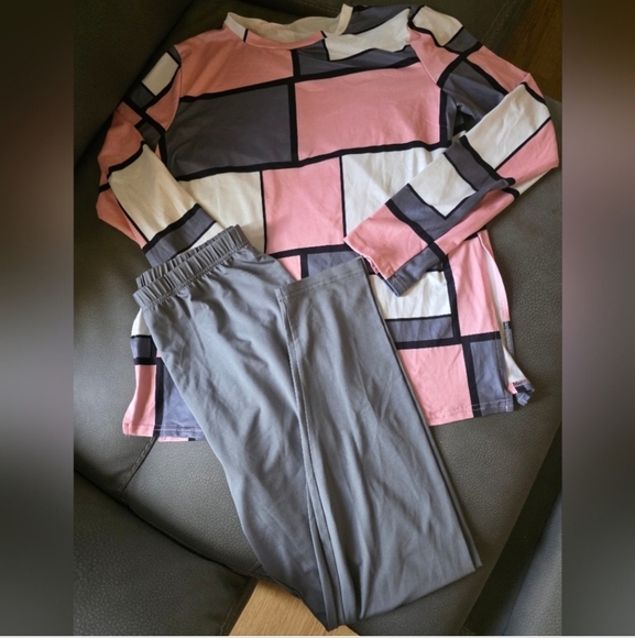 NWOT Women’s 2-Piece Outfit | Geometric Tunic Top & Gray Leggings | Size M - Picture 3 of 3